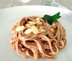 tagliatelle+di+farro+con+crema+di+porcini+e+mandorle+2