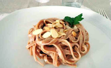 tagliatelle+di+farro+con+crema+di+porcini+e+mandorle+2