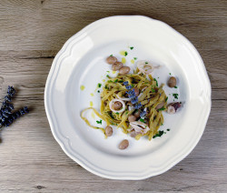 tagliatelle-farro-fagioli-calamari-lavanda